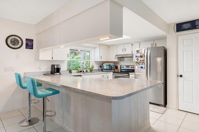Charming 3 bedroom, 3 bathroom house has amazing covered and - photo 9