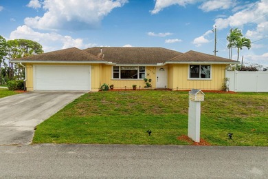 Oversize corner lot 3 bedroom, 2 bath, 2 car garage in Jupiter! - photo 1