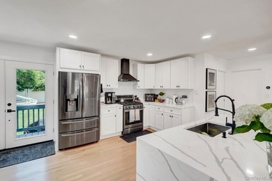 Welcome to this beautiful, renovated 4-bedroom, 2-bath home - photo 7