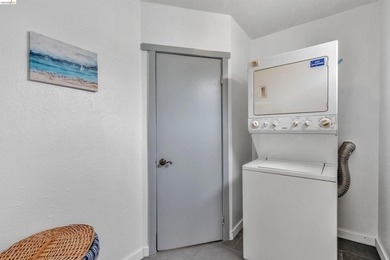 Welcome home! This adorable 2-bedroom, 1-bathroom house has been - photo 16