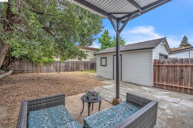 Welcome home! This adorable 2-bedroom, 1-bathroom house has been - photo 17