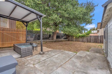 Welcome home! This adorable 2-bedroom, 1-bathroom house has been - photo 18