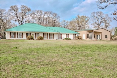 Prime lakefront retreat on Sam Rayburn offering over 2 acres and - photo 1