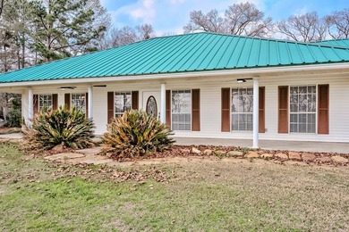 Prime lakefront retreat on Sam Rayburn offering over 2 acres and - photo 2
