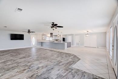 Prime lakefront retreat on Sam Rayburn offering over 2 acres and - photo 4