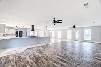 Prime lakefront retreat on Sam Rayburn offering over 2 acres and - photo 5