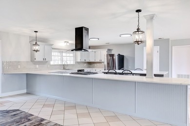 Prime lakefront retreat on Sam Rayburn offering over 2 acres and - photo 6