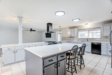 Prime lakefront retreat on Sam Rayburn offering over 2 acres and - photo 8