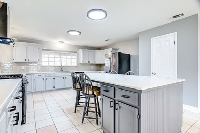 Prime lakefront retreat on Sam Rayburn offering over 2 acres and - photo 9
