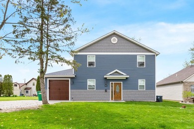 Lake Wawasee living at its best! Built in 2019, this - photo 1