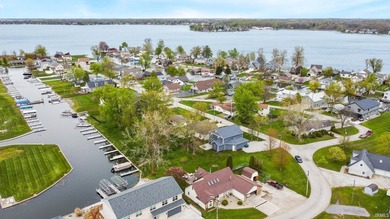 Lake Wawasee living at its best! Built in 2019, this - photo 2