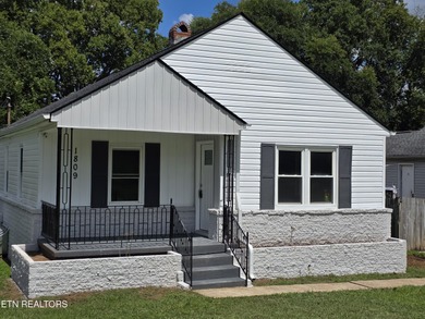 Fort Loudoun Lake Home For Sale in Knoxville Tennessee