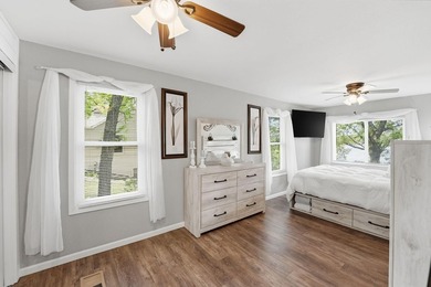 Completely renovated and move-in ready, this charming 2-bedroom - photo 26