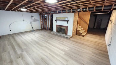 LAKEFRONT in downtown Hobart! This adorable classic brick home - photo 28