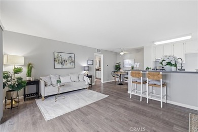 Beautifully updated ground-level condo in a highly desirable - photo 7