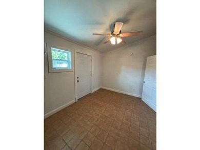 Beautiful home! Completely renovated! Freshly painted, smooth - photo 3