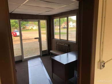 Excellent investment or owner-occupant opportunity on busy 10th - photo 4