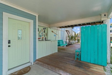 Welcome to ''The Salty Flamingo''! Waterfront living meets - photo 11