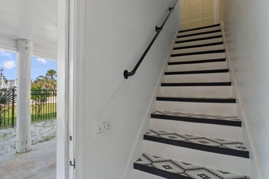 Welcome to ''The Salty Flamingo''! Waterfront living meets - photo 12