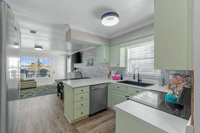 Welcome to ''The Salty Flamingo''! Waterfront living meets - photo 13