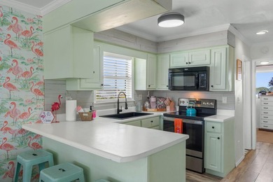 Welcome to ''The Salty Flamingo''! Waterfront living meets - photo 15