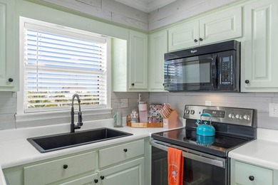 Welcome to ''The Salty Flamingo''! Waterfront living meets - photo 16