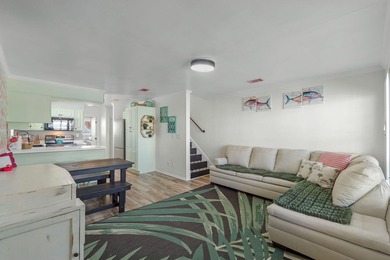 Welcome to ''The Salty Flamingo''! Waterfront living meets - photo 19