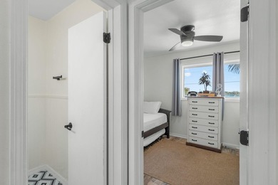 Welcome to ''The Salty Flamingo''! Waterfront living meets - photo 20