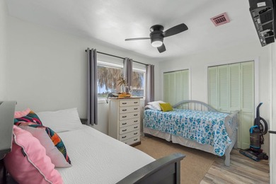 Welcome to ''The Salty Flamingo''! Waterfront living meets - photo 22