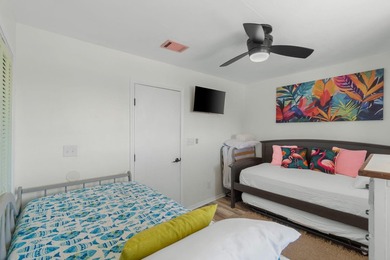 Welcome to ''The Salty Flamingo''! Waterfront living meets - photo 23
