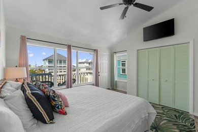 Welcome to ''The Salty Flamingo''! Waterfront living meets - photo 29