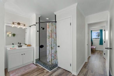 Welcome to ''The Salty Flamingo''! Waterfront living meets - photo 31