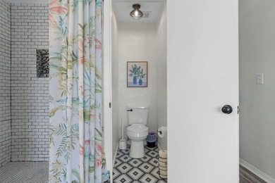 Welcome to ''The Salty Flamingo''! Waterfront living meets - photo 32