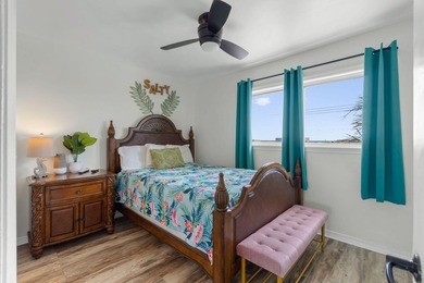 Welcome to ''The Salty Flamingo''! Waterfront living meets - photo 33
