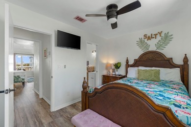 Welcome to ''The Salty Flamingo''! Waterfront living meets - photo 34