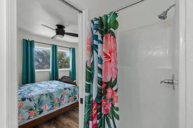 Welcome to ''The Salty Flamingo''! Waterfront living meets - photo 36