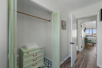 Welcome to ''The Salty Flamingo''! Waterfront living meets - photo 37