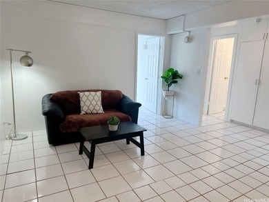 Beautiful and versatile 2-bedroom, 1.5-bath corner unit with a - photo 3