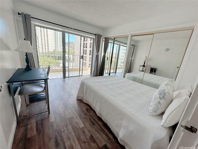 Beautiful and versatile 2-bedroom, 1.5-bath corner unit with a - photo 8