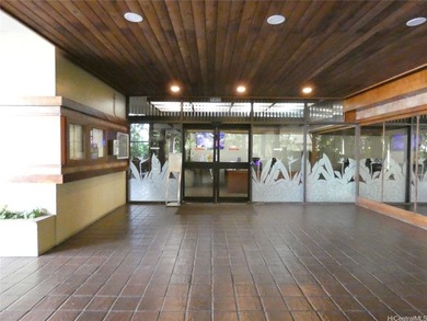 Very well kept building with ample guest parking, pool, sauna - photo 3