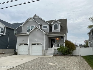 Like New Beautiful Home move in ready condition. Recently Built - photo 1