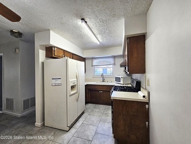 Great find! large 2 Family house in a very desirable location. 1 - photo 19