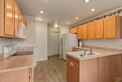 This immaculate, low-maintenance patio home offers the ease and - photo 11