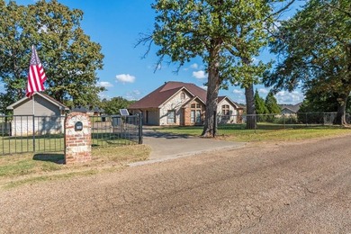 Waterfront home with approximately 150 feet of shoreline - photo 1