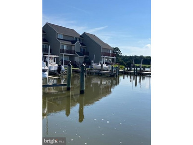 Waterfront living at its best! This home features 3 bedrooms and - photo 8