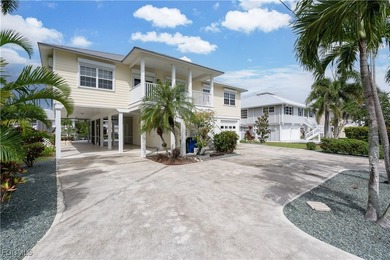 Welcome to A Waterfront Paradise! Discover the ultimate - photo 2