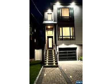Commuters Dream! You will love this 5-year young half duplex - photo 1