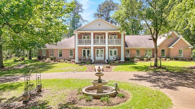 Southern Living! Enter the gated, curving driveway around a - photo 2