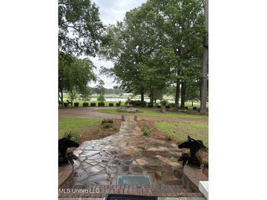 Southern Living! Enter the gated, curving driveway around a - photo 4