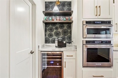Beautiful 4 bed, 3 bath home with a 3 car garage in a prime - photo 21